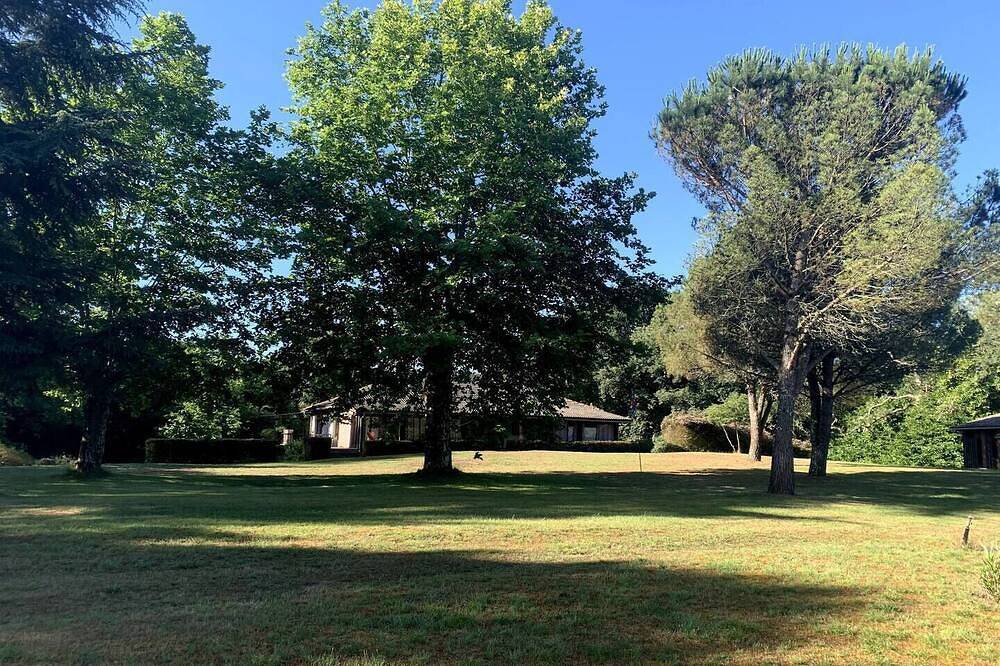 Maison Landaise sleeps 12 max* swimming pool tennis bowling green near lakes & ocean in Ychoux, Landes