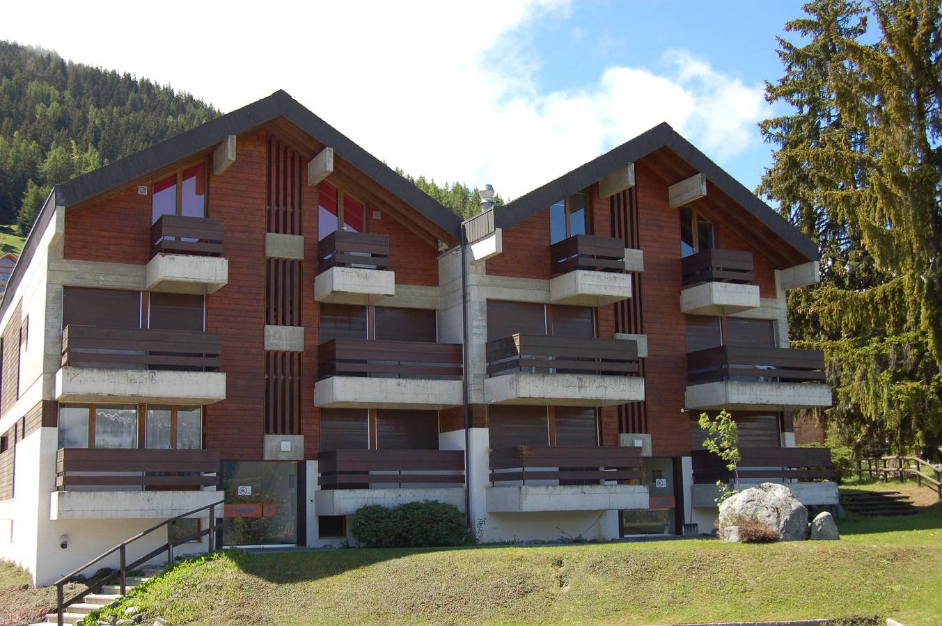 Apartamento entero, Cité Radieuse C Lagettes n°122, with private terrace and shared garden in Chalais (Suiza), Alpes del Valais
