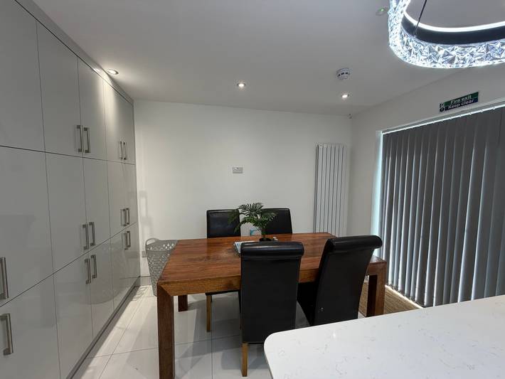 House Sleeps 9 with Wifi in Slough, Berkshire
