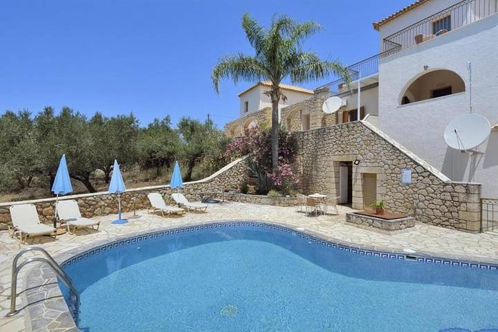 Gîte pour 4 personnes, avec terrasse et vue ainsi que jardin et piscine dans Stoupa - 2