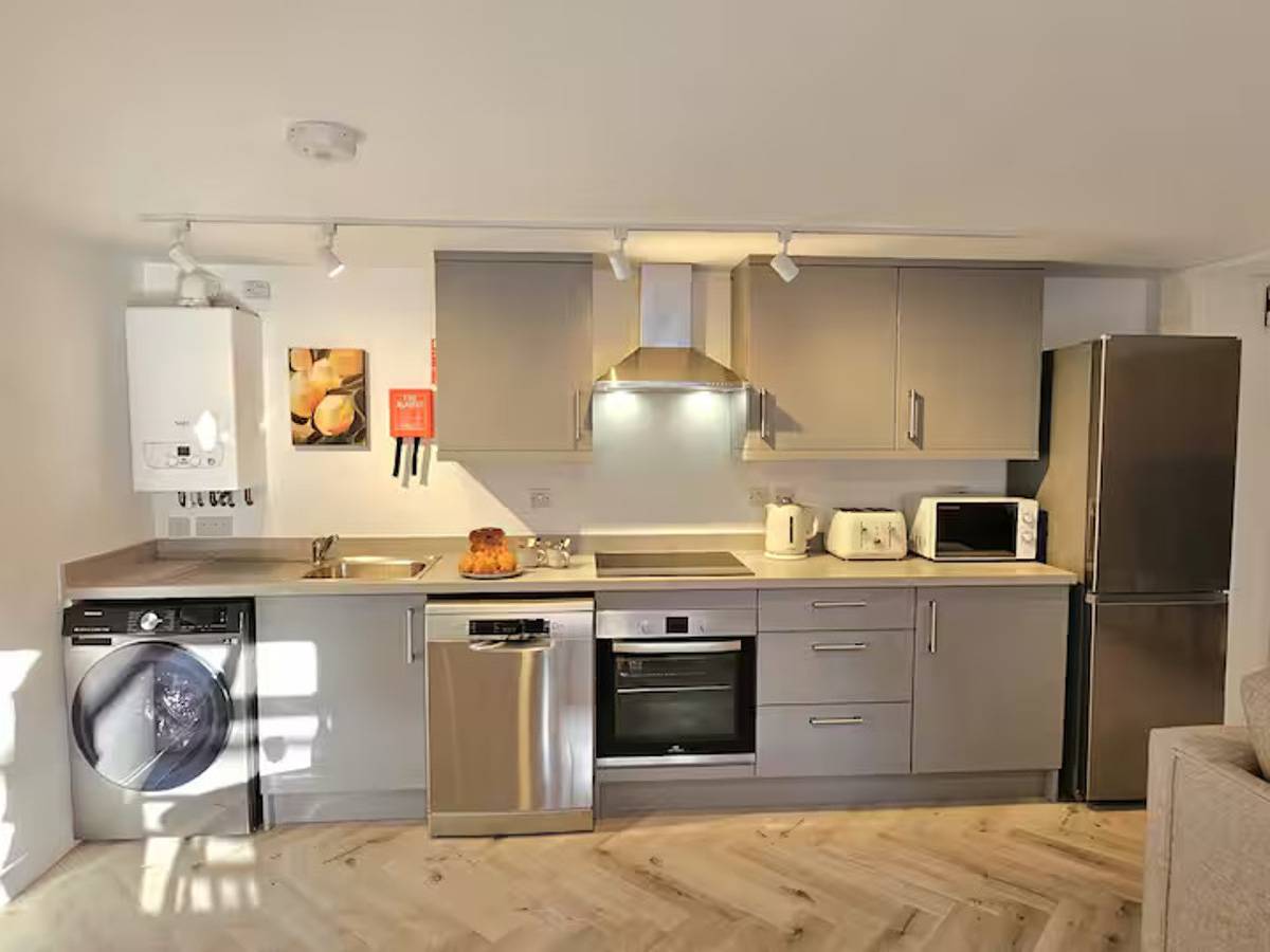 Entire apartment, Stylish and spacious, lower ground floor apartment -Pass the Keys in Shrewsbury, Shropshire