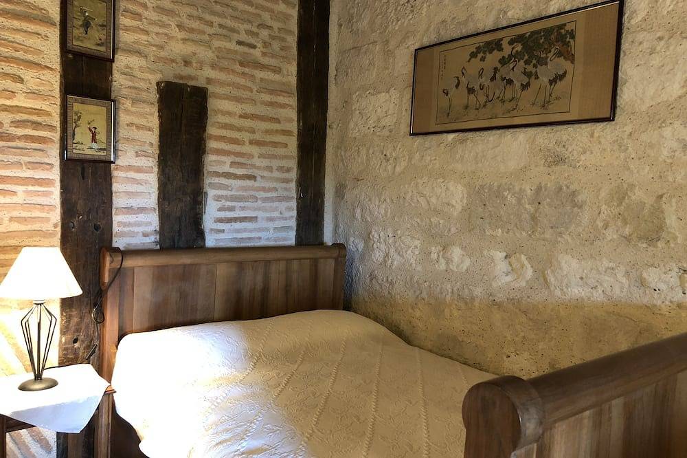 Dans un village classé, maison à colombage donnant sur un vallon boisé in Montjoi, Quercy