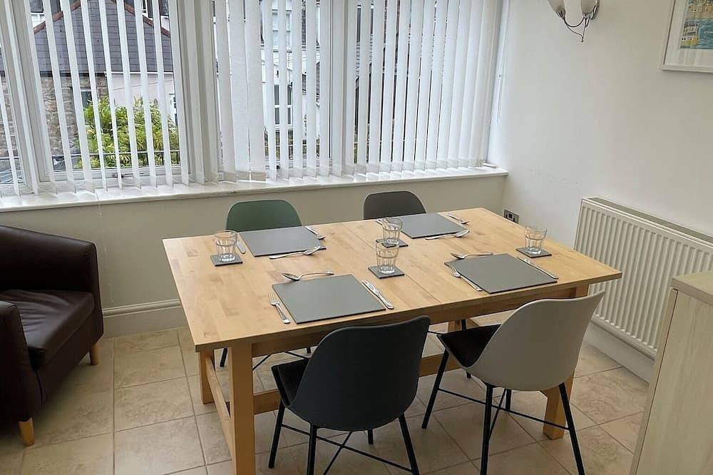 Entire apartment, Lovely, light and spacious Ground Floor Apartment With Terrace in St.Ives in St. Ives, Cornwall