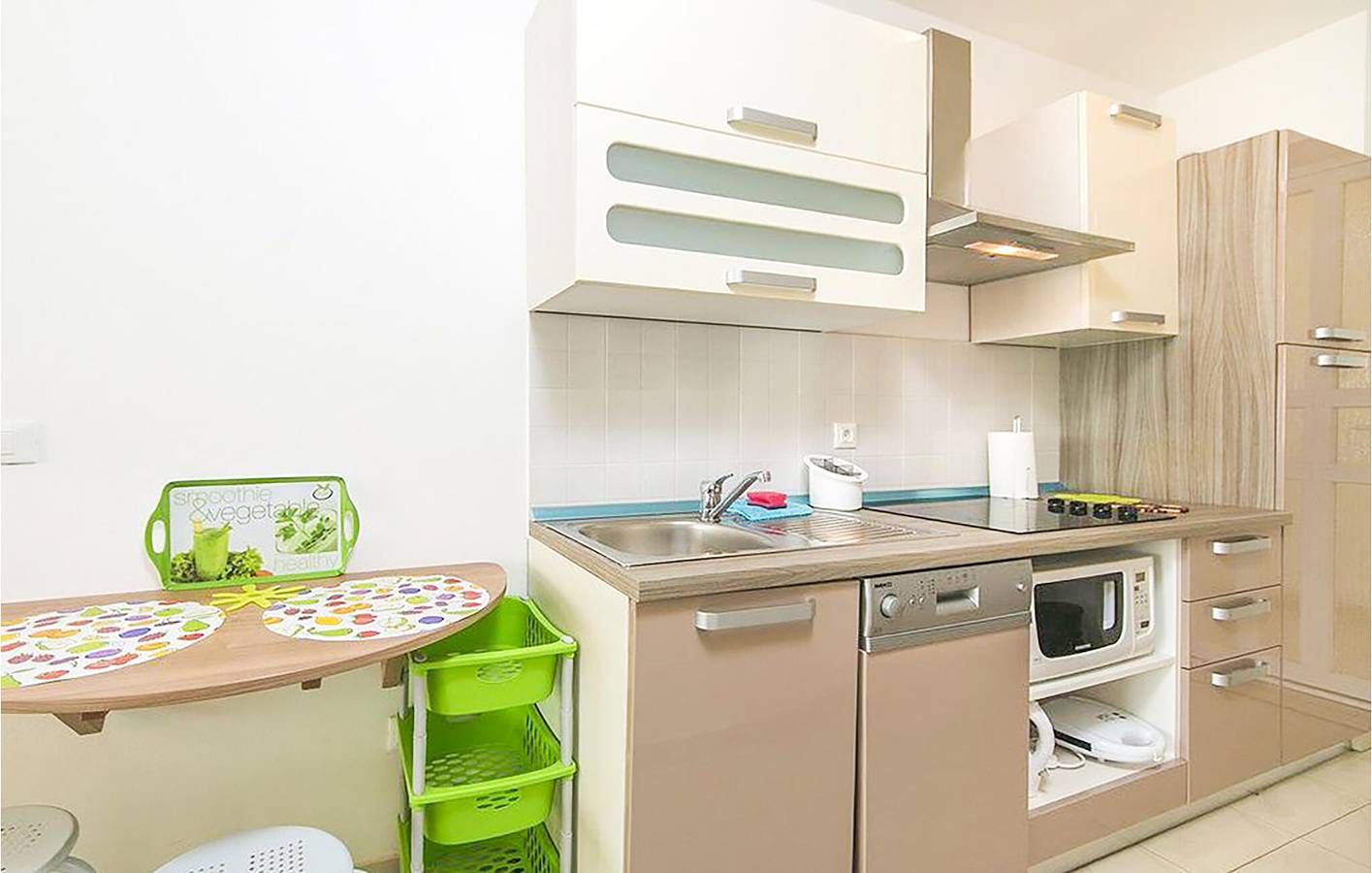 Ganze Ferienwohnung, Rückzugsort am Meer mit WiFi, AC, Parkplatz und Terrasse - 2,5 km zum Strand in Brela, Makarska Riviera