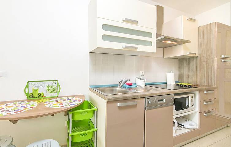 Ganze Ferienwohnung, Rückzugsort am Meer mit WiFi, AC, Parkplatz und Terrasse - 2,5 km zum Strand in Brela, Makarska Riviera
