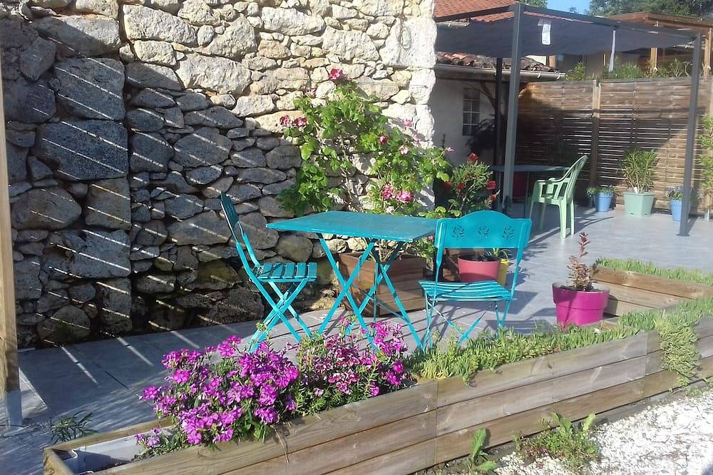Poolside B&B in a renovated farmhouse in the heart of the Gers countryside in Cézan, Gers