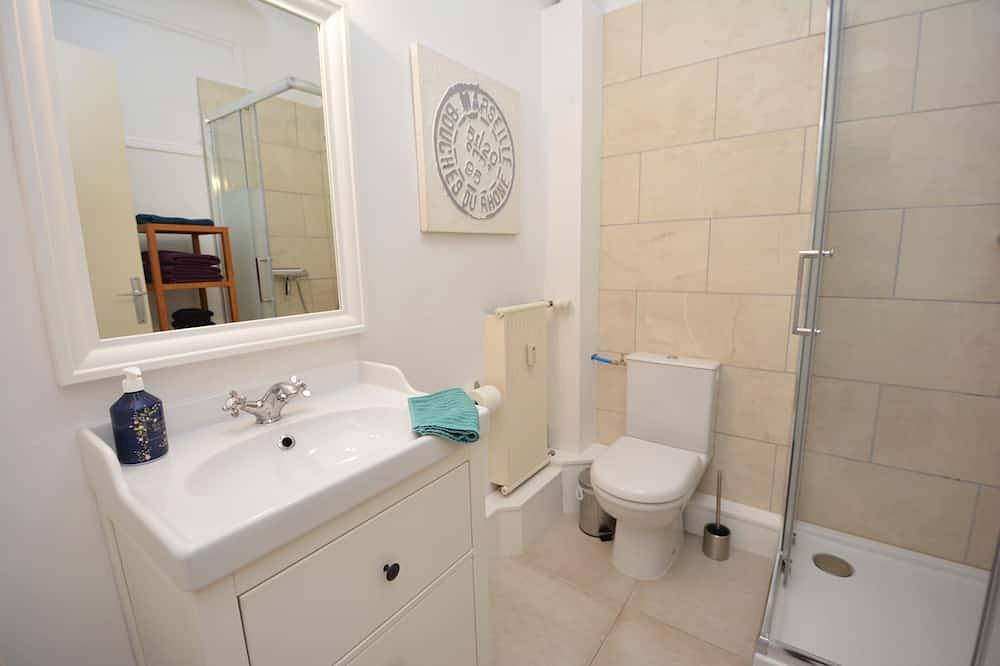 Entire apartment, Modern apartment near historical center Tarascon in Tarascon, Arles region