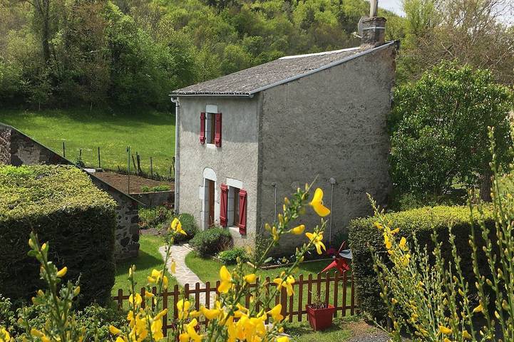 Maison de vacances pour 2 personnes, avec Terrasse et Jardin à Murol