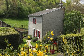 Gîte pour 2 personnes, avec jardin et terrasse à Murol