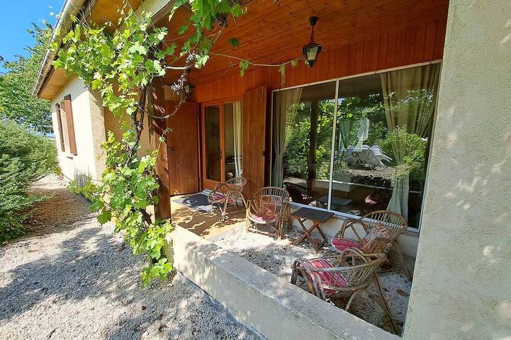 Location de vacances pour 6 personnes, avec jardin ainsi que terrasse et piscine à Saint-Pierre-de-Juillers