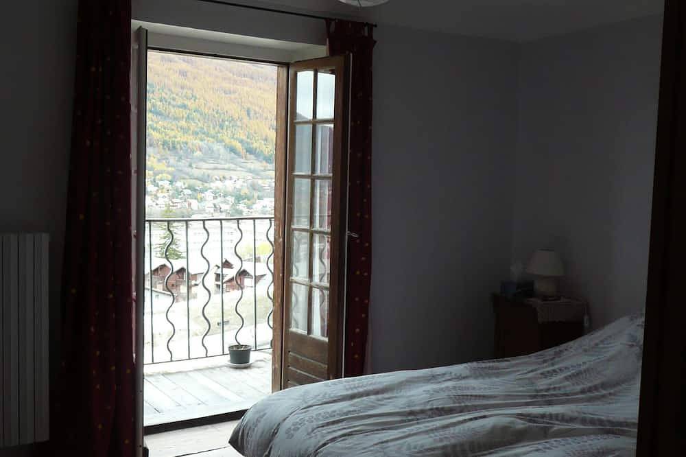 Appartement entier, Vaste Appartement T2 De 70m2 Avec Tres Belle Vue Sur La Vallee in Briançon, Serre Chevalier