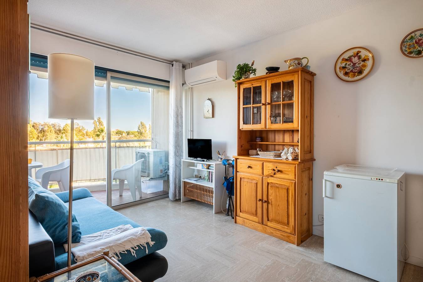 Appartement entier, Appartement 'Pretty Flat in The Sun' avec vue sur la montagne, piscine partagée et climatisation in Mandelieu-la-Napoule, Massif de l'Esterel