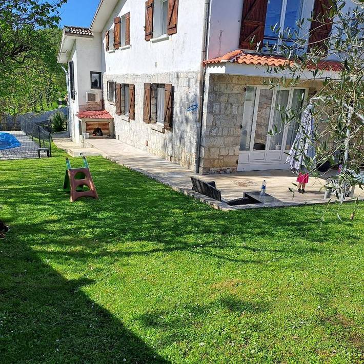 Location de vacances pour 8 personnes, avec vue et jardin, animaux acceptés à Lavelanet
