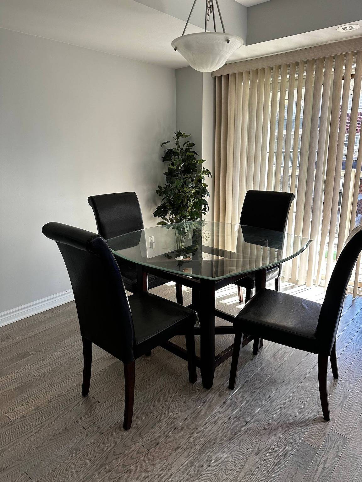 Cozy Whitby Retreat - 2 Bedroom Private House in Whitby (Canada), Lake Ontario (Canada)