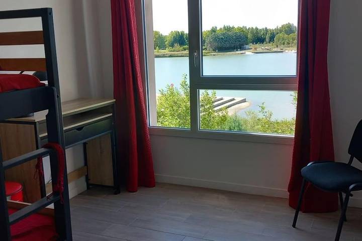 Gîte pour 6 personnes, avec vue ainsi que vue sur le lac et terrasse dans Lac de Monteux - 4