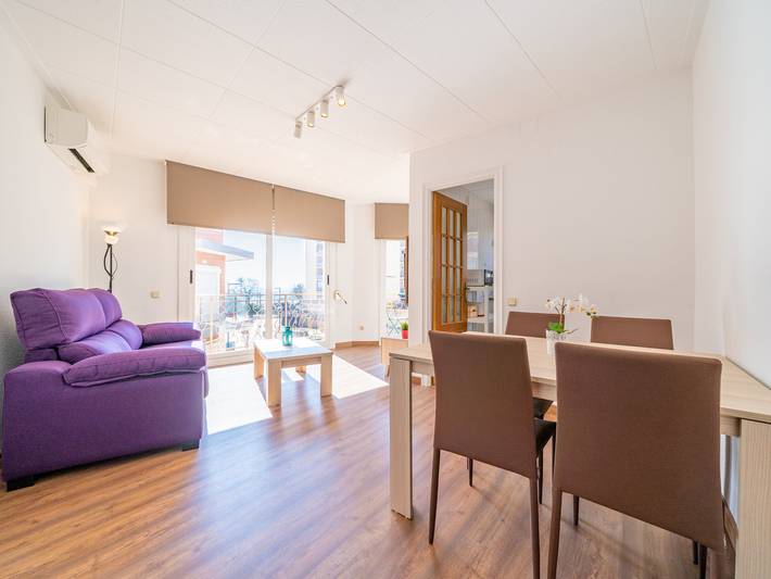 Apartamento entero, Apartamento luminoso con balcón, Wi-Fi y aire acondicionado a 150m de la playa en Calella in Calella, Costa del Maresme