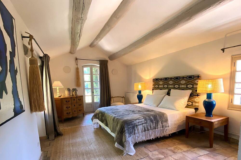 Paisible mas provençal dans un magnifique jardin aménagé. 8 à 10 personnes in Rochegude, Région de nyons