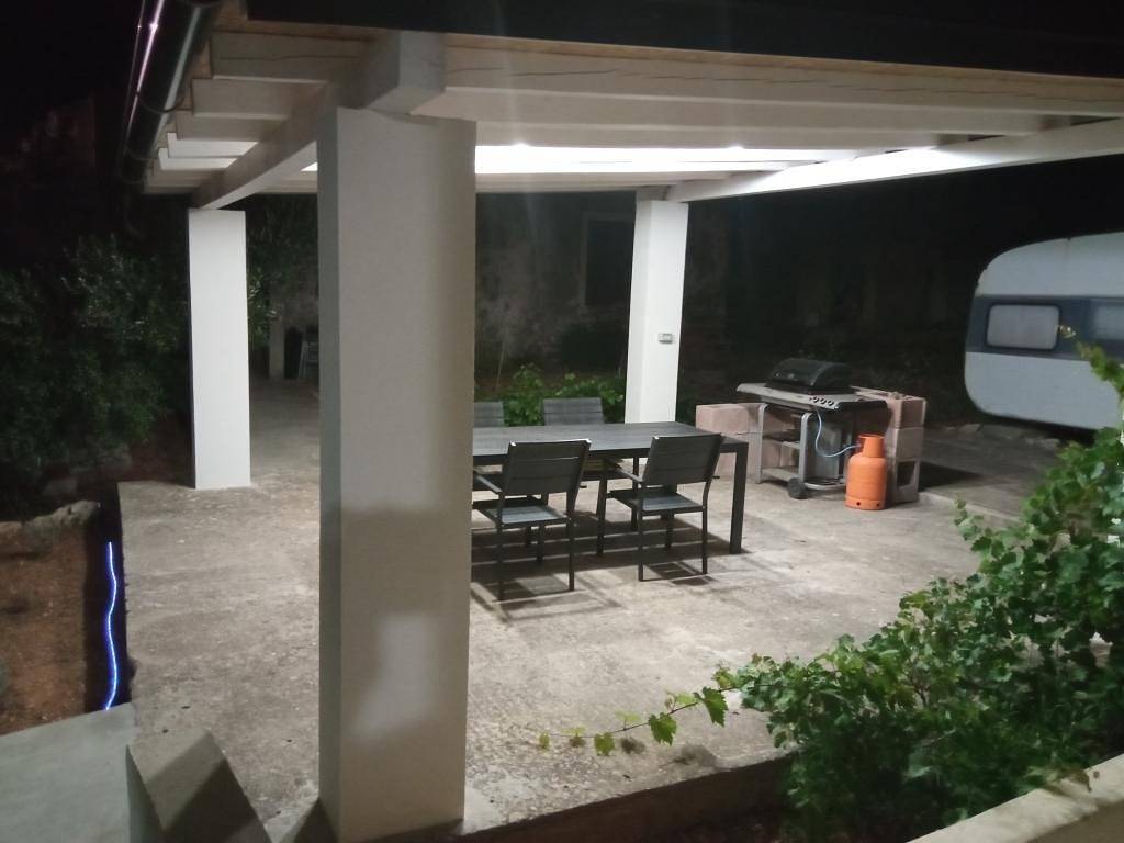 Ganze Wohnung, 2-Zimmer-Ferienwohnung mit Terrasse Ist A-25182-a in Zadar (Kommun), Otok Ist