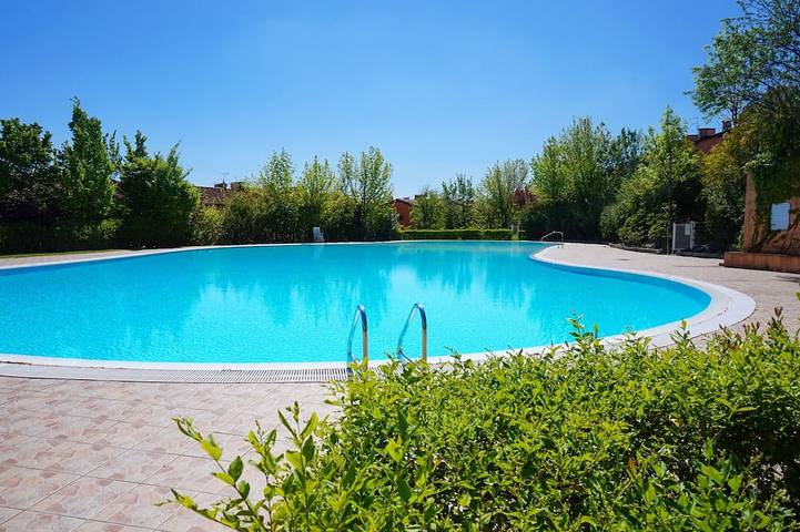 Chalet für 6 Personen, mit Balkon und Garten sowie Pool - 1