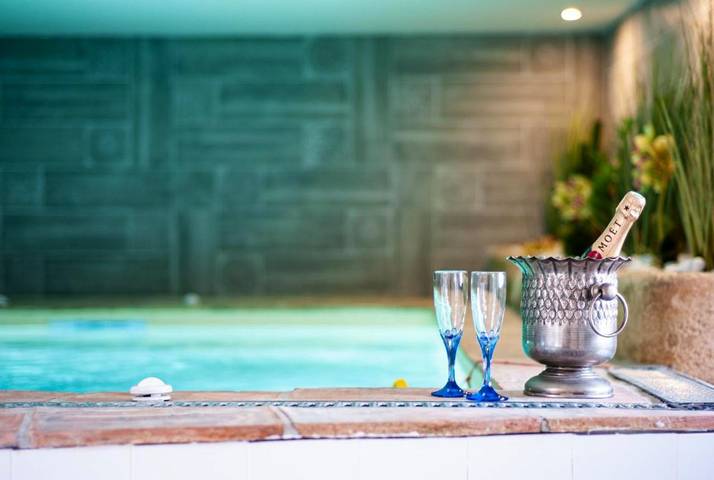 Maison de vacances pour 4 personnes, avec terrasse et jacuzzi ainsi que piscine et sauna