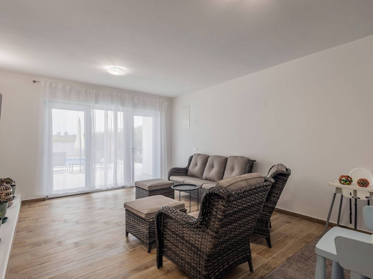 Holiday Home Milutin 1 - Four Bedroom Holiday Home with Private Pool in Vrsi, Zadar