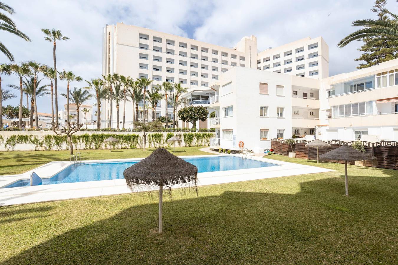 Entire apartment, Holiday Apartment 'A214 Chic Front Line' with Shared Pool, A/C & Wi-Fi in Playa de la Torrecilla, Nerja