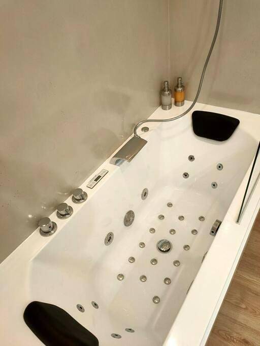 Appartement entier, Agréable studio du Coderc avec balnéo in Périgueux, Périgord Blanc