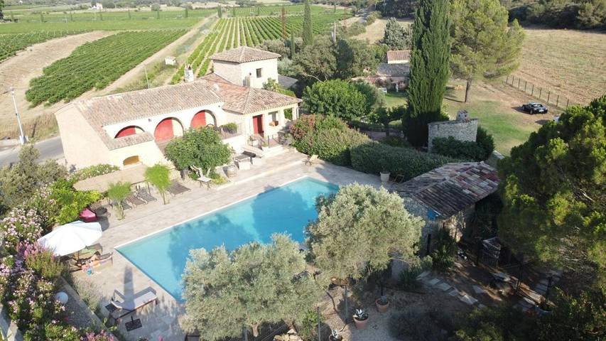 Gîte pour 4 personnes, avec terrasse et jardin ainsi que vue et piscine à Pélissanne - 4