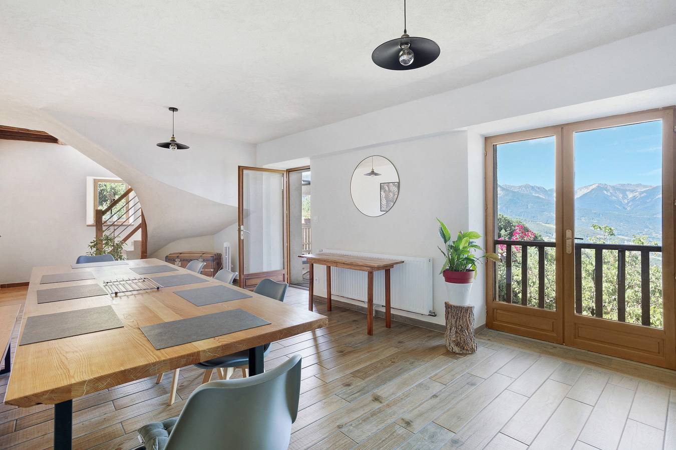 Bed & Breakfast „Chamois – Camping Le Mont Orel“ mit Seeblick und Gemeinschaftsterrasse in Saint-André-d'Embrun, Nationalpark Écrins