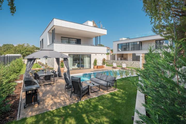 Villa pour 10 personnes, avec Balcon ainsi que Balcon/Terrasse et Terrasse à Funtana