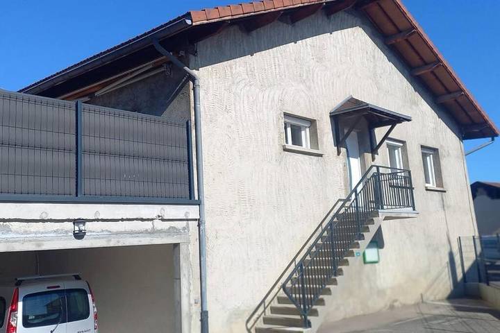 Gîte pour 6 personnes, avec terrasse et vue dans Brézins
