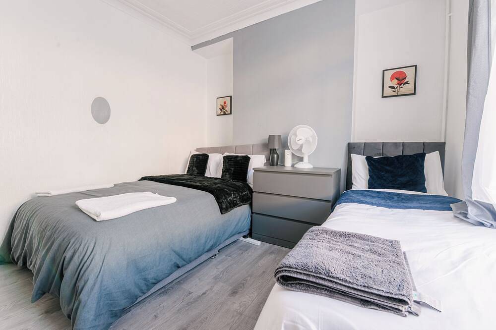 Modernised House Near City Centre & Beach w/Wifi, Parking, Snooker Table & More! in Swansea, Swansea e dintorni