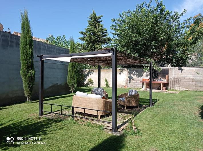 Casa de huéspuedes para 14 personas, con Balcón y Terraza además de Jardín y Piscina en Provincia de Zaragoza
