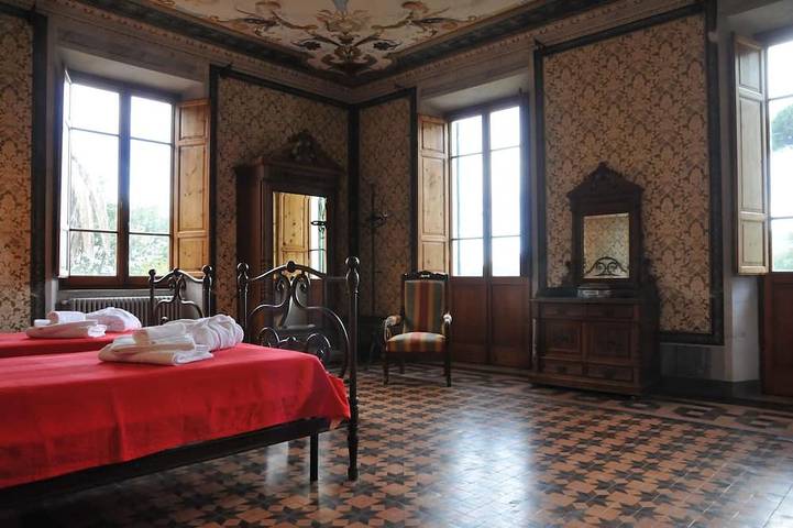 Villa Carlotta 9 Pax, Historic villa, Bbc, Wi-Fi, Beautiful Garden, near 5Terre in Sarzana, Parco Naturale Regionale di Montemarcello-Magra-Vara