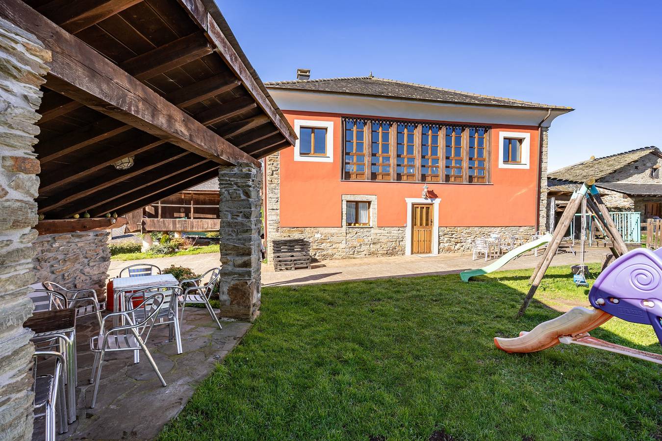Casa rural 'La Posada Del Chano' con vistas a la montaña, piscina privada y Wi-Fi in Cangas del Narcea, Cordillera Cantábrica