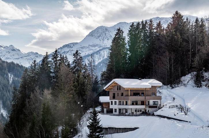 Ferienwohnung für 5 Personen, mit Terrasse und Garten sowie Ausblick in Bartholomäberg
