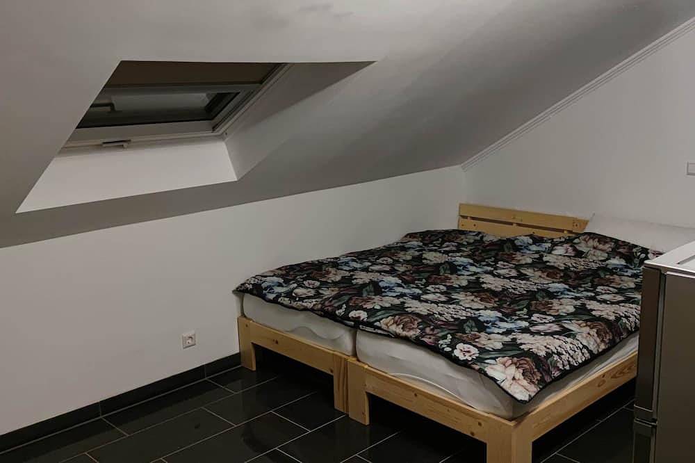 Ganze Wohnung, Kleines Zimmer mit Küchenzeile und eigenes Bad. in Besigheim, Kraichgau