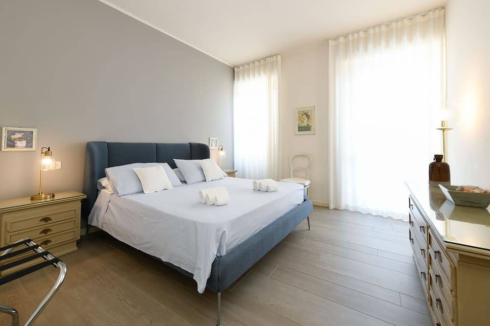 Entire apartment, Comfort and style in the historic center in Desenzano del Garda, Garda Mountains
