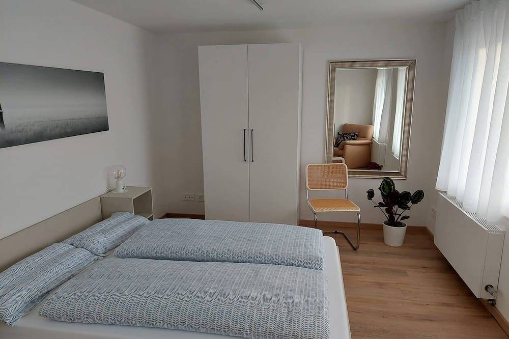 Ganze Wohnung, Geräumige Wohnung in ruhiger Lage mit Terrasse und Straßenbahnanschluss in Karlsruhe, Rheinebene