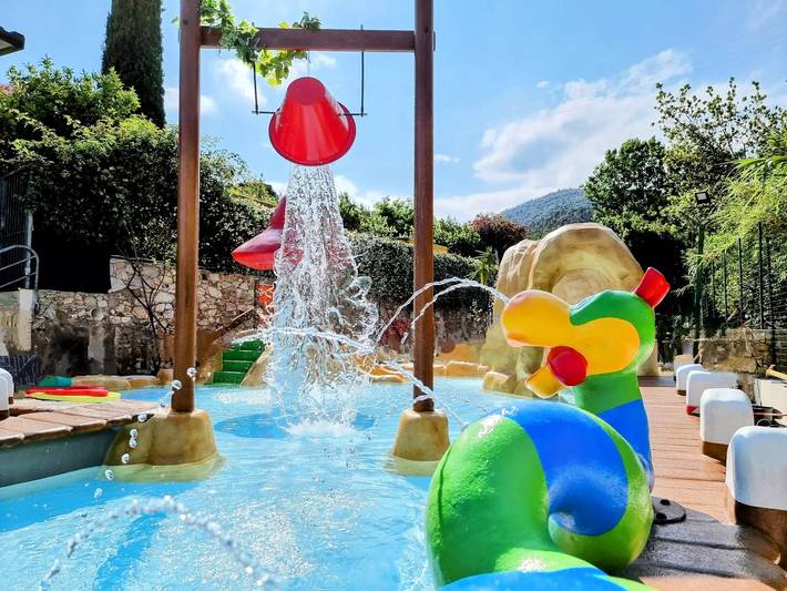 Agriturismo per 4 persone, con terrazza e piscina, con animali domestici a Comune di Pietra Ligure
