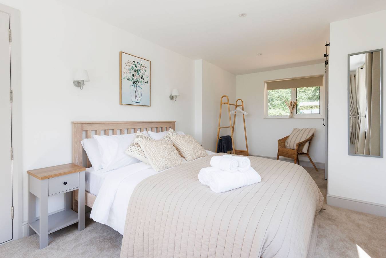 Charming 3-Bed Country Cottage with Hot Tub in West Wittering, West Sussex