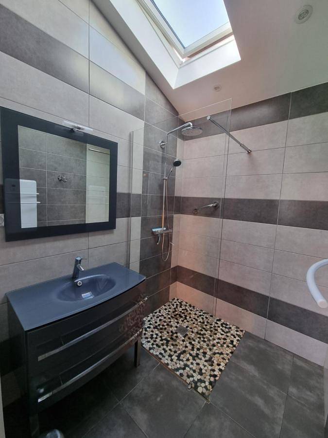 Gîte pour 6 personnes, avec vue ainsi que piscine et terrasse à Tossiat - 4