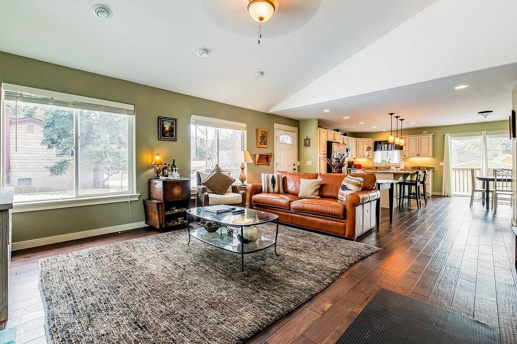 Uriges, zweistöckiges Haus mit voll ausgestatteter Küche, möblierter Terrasse und eingezäuntem Garten in Woods Bay, Flathead Nationalwald