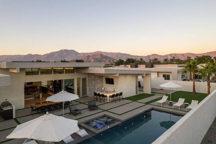 Ferienhaus für 16 Personen, mit Whirlpool und Balkon sowie Pool - 1