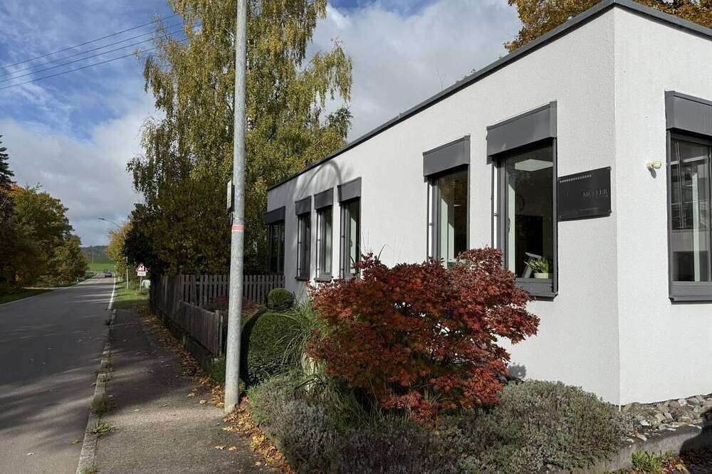 Kubisches freistehendes Ferienhaus mit Blick auf einen Weiher in Kreßberg, Romantische Straße