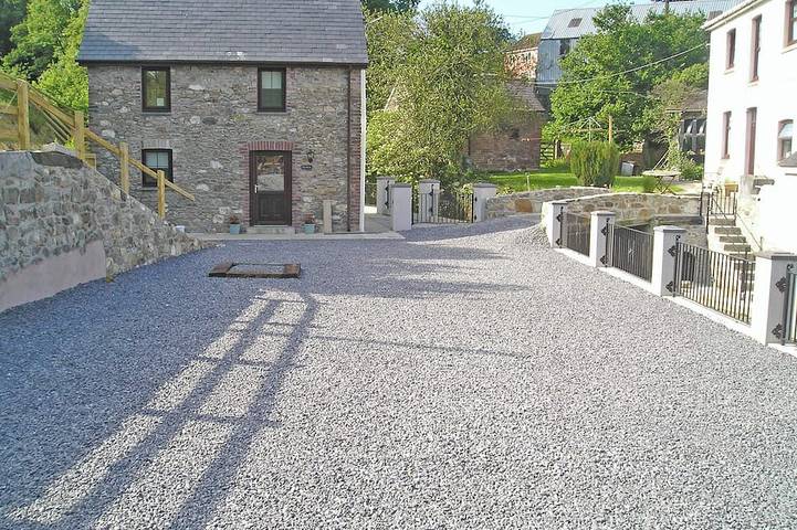 Glamping for 5 people, with garden in Carmarthenshire