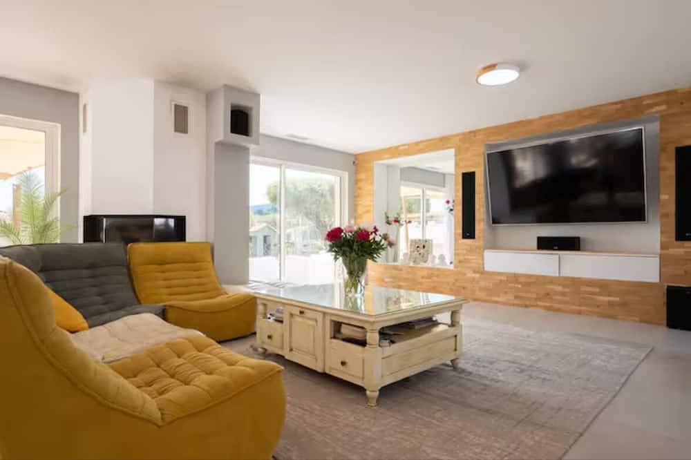 Spacious villa, sleeps 12, 200m2, with pool. in Solliès-Pont, Toulon region