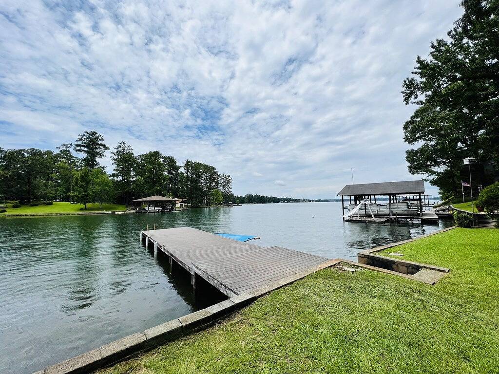 Lake Front Cabin mit abgeschirmter Veranda und persönlicher Anlegestelle - Renoviert in Lake Martin