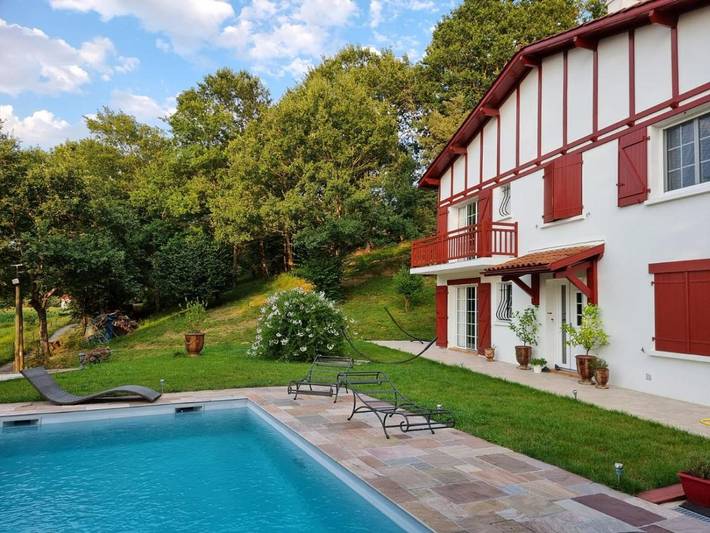 Alojamiento y desayuno para 2 personas, con vistas y terraza además de piscina y jardín - 1