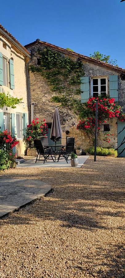 Club vacances pour 2 personnes, avec vue et terrasse ainsi que jardin et piscine en Dordogne - 4